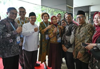 Menteri Pendidikan Dasar dan Menengah (Mendikdasmen), Abdul Mu’ti dalam acara Penyaluran Program Percepatan Tunjangan Guru Aparatur Sipil Negara (ASN) Daerah Langsung ke Rekening Guru di Plasa Insan Berprestasi, Gedung A lantai 1, Kantor Kemendikdasmen, Kamis (13/3)