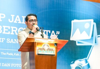 Menteri Ekonomi Kreatif, Teuku Riefky Harsya, memberi sambutan pada program KREASI: Kreatif Santri Indonesia dengan tema “Dari HP Jadi Karya Bercerita”, Aceh, Selasa (25/11/2025).