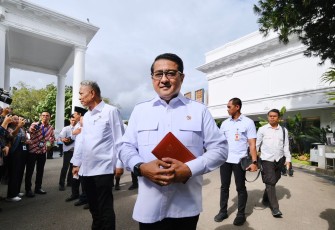 Menteri Ekonomi Kreatif, Teuku Riefky Harsya, memasuki Istana Negara untuk menghadiri Sidang Kabinet Paripurna, Jakarta, Senin (15/12//2025).