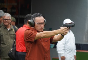 Pangdam IX/Udayana Mayjen TNI Piek Budyakto melaksanakan kegiatan latihan menembak pistol