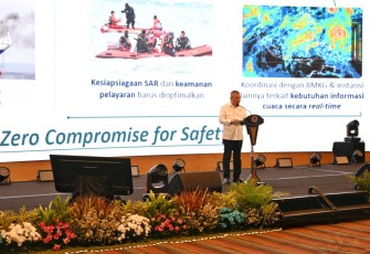 Menhub Dudy saat membuka acara Rapat Kerja Direktorat Jenderal (Ditjen) Perhubungan Laut dan Rapat Koordinasi Angkutan Laut Natal 2025 dan Tahun Baru 2026 di Jakarta, Minggu (7/17).