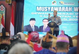 Menkop Ferry Juliantono saat membuka Musyawarah Wilayah (Muswil) Dewan Koperasi Indonesia Wilayah (Dekopinwil) Kalimantan Tengah, di Aula Jayang Tinggang, Palangkaraya, Minggu (14/12). 