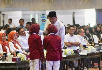 Mensos Saifullah Yusuf saat menghadiri Doa Bersama untuk Sumatra bersama ribuan peserta dari siswa Sekolah Rakyat, wali murid, guru, kepala sekolah, tendik, hingga pendamping sosial di Graha Universitas Negeri Surabaya (Unesa), Senin (29/12/2025).