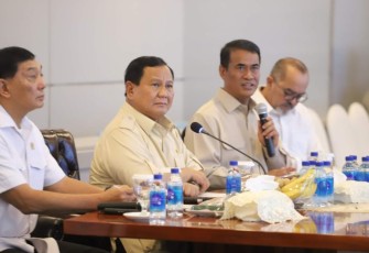 Presiden Prabowo saat melakukan teleconference bersama petani, penyuluh pertanian, kepala dinas provinsi, PERPADI serta jajaran terkait lainnya di Ruang SAS, Kantor Pusat Kementan, Jakarta (3/2/2025)