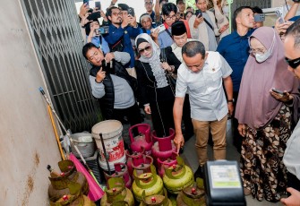 Menteri Bahlil saat Sidak ke salah satu pangkalan LPG 3 Kg di Jalan Tengku Bey, Kelurahan Simpang Tiga, Kecamatan Bukit Raya, Pekanbaru, Rabu (5/2/2025). 