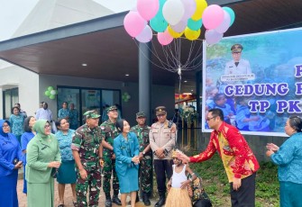  Komandan Kodim 1710/Mimika, Letkol Inf M. Slamet Wijaya, S. Sos., M. Han., M.A. didampingi Ketua Persit KCK Cabang XXXV Ny. Ulfa Slamet Wijaya menghadiri acara peresmian gedung Pendidikan Anak Usia Dini (PAUD) Kasih Amuro TP PKK Kab. Mimika. Acara ini berlangsung di Jl. Cendrawasih, Kabupaten Mimika, Sabtu (22/03/2025)