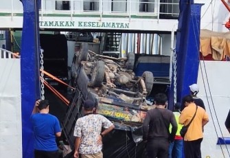 Mobil Pick Up Colt Diesel Terbalik