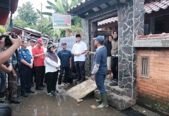Wali Kota Depok, Supian Suri meninjau titik banjir di RT 02, RW 07 Kelurahan Tanah Baru, Kecamatan Beji, Rabu (05/03/25)
