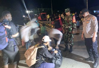 Babinsa Mapurujaya Laksanakan Monitoring dan Pengamanan di Pelabuhan Poumako