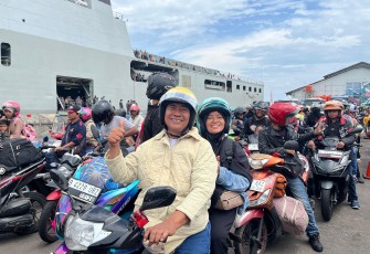 Ribuan Pemudik Tiba di Semarang Naik KRI Banjarmasin-592