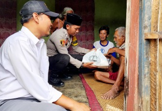 Polsek Belitang III Salurkan Bansos dari Kapolres Oku Timur Kepada Warga Kurang Mampu