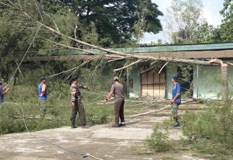 Pelda Heriyanto saat di lokasi, di Jl. Letjend Suprapto No.42, Desa/Kel. Sidoharjo, Kec./Kab.Pacitan, Minggu (14/12/2025).