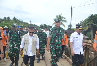 Pangdam I/BB Mayjen TNI Hendy Antariksa saat meninjau lokasi bencana alam dan akses jalan terputus di Desa Anggoli, Kecamatan Sibabangun, Kabupaten Tapanuli Selatan, Rabu (17/12/2025).