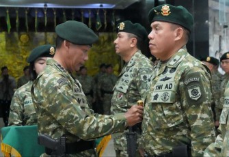 Panglima Kostrad  (Pangkostrad) Letjen TNI Mohammad Fadjar, MPICT., memimpin langsung Serah Terima Jabatan Irkostrad, Asintel Kaskostrad, serta Penyerahan Jabatan Asops Kaskostrad yang dirangkaikan dengan Tradisi Korps Prajurit Kostrad. Kegiatan ini digelar khidmat di Ruang Mandala, Markas Kostrad, Gambir, Jakarta Pusat, pada Senin (14/4/2025)