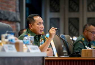 Panglima TNI Jenderal TNI Agus Subiyanto memimpin rapat terbatas melalui Video Conference terkait perkembangan situasi dan kondisi serta meyakinkan keamanan prajurit TNI pasca peningkatan eskalasi kekerasan di Republik Demokratik Kongo, bertempat di kantor Subden Merdeka Barat, Jakarta Pusat, Senin (3/2/2025)