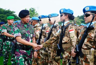 Panglima TNI Jenderal TNI Agus Subiyanto dalam amanatnya saat menjadi Inspektur Upacara Pemberangkatan Satgas TNI Kontingen Garuda UNIFIL TA. 2025 di Lapangan Prima, Mabes TNI, Cilangkap, Jakarta Timur, Rabu, (9/04/2025)