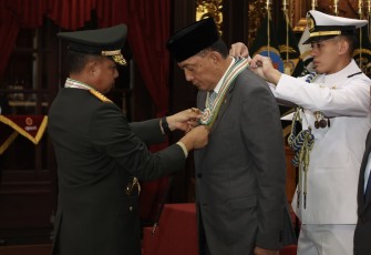 Panglima TNI Sematkan Bintang Yudha Dharma Utama Kepada Menhan RI