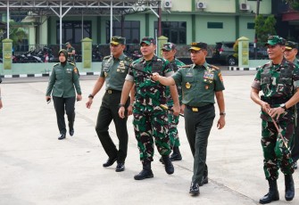 Panglima TNI Jenderal TNI Agus Subiyanto meninjau secara langsung progres pembangunan fasilitas satuan di Markas Komando Brigade Infanteri (Brigif) 17/Kostrad