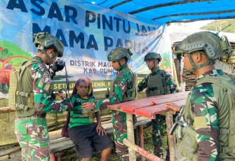 Satgas Yonif 700/Wira Yudha Cakti. Tak sekadar berniaga, para pejuang dari tanah Papua ini juga mendapat bantuan pengobatan dari prajurit TNI yang setia mendampingi rakyat, Sabtu (03/05)