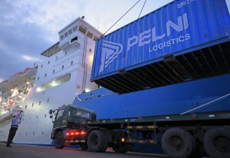 Barang bantuan yang akan di kirimkan ke wilayah korban bencana Sumut melalui kapal milik PT. Pelni Persero
