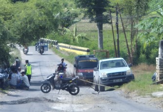 Warga melakukan pemblokiran jalan yang menuju lokasi Distrik Ledok Pertamina EP Field Cepu dengan pengawalan ketat aparat keamanan.