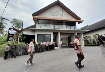 Puluhan anggota TNI, Polri dan Satpol PP menjaga ketat jalannya audensi penambang sumur tua