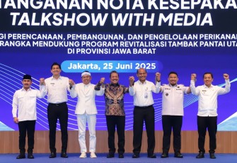 Penandatangan Nota Kesepakatan tentang Sinergi Pengelolaan Kelautan dan Perikanan Berbasis Ekonomi Biru di Provinsi Jawa Barat, yang dilakukan oleh Menteri Kelautan dan Perikanan Sakti Wahyu Trenggono dan Gubernur Provinsi Jawa Barat Dedi Mulyadi di Kantor KKP, Jakarta Pusat, Rabu (25/6). 