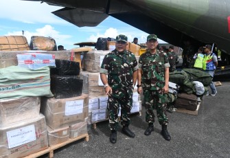 C-130 Hercules Bawa Perlengkapan MBG Mendarat di Lanud Manuhua Biak
