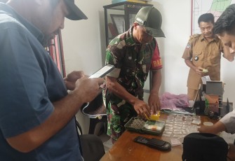 Personel Kodim 1410/Bantaeng Bersama Warga Serahkan Temuan Diduga Narkotika Jenis Sabu ke Polres Bantaeng 