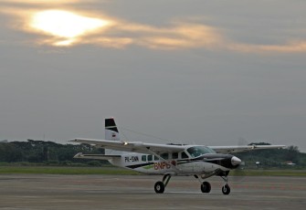 Pesawat Cessna Caravan PK-SNM dikerahkan untuk mengurai awan agar tidak menurunkan hujan di wilayah terdampak banjir maupun di hulu sungai.