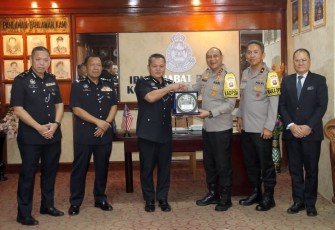 Kepala Kepolisian Daerah Kalimantan Barat Irjen Pol Pipit Rismanto S.I.K., M.H., melakukan pertemuan resmi dengan jajaran Kepolisian Diraja Malaysia (PDRM) Sarawak di Markas Besar Kontingen Polis Sarawak, Selasa (8/4/2025)