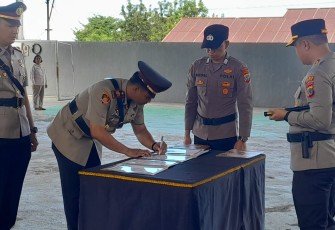 Kapolres Bitung AKBP Albert Zai, SIK.,MH Saat memimpin Sertijab