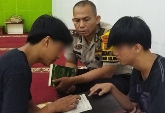 Polisi Bina Dua Remaja Tawuran di Tambora dengan Ngaji dan Tausiyah