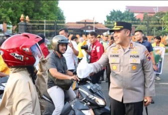 Kapolres Kudus, AKBP Ronni Bonic Bersama Mahasiswa Bagikan Takjil Gratis kepada Masyarakat