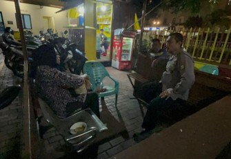 Kali ini, aksi humanis datang dari jajaran Polsek Grogol Petamburan yang membantu seorang ibu hamil muda yang mengalami kesulitan saat hendak pulang ke rumah