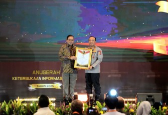 Penghargaan tersebut diterima oleh Kapolri Jend Pol Listyo Sigit Prabowo yang diwakili oleh Wakapolri Komjen Pol. Prof. Dr. Dedi Prasetyo, dan didampingi Kadivhumas Polri Irjen Pol. Dr. Sandi Nugroho, beserta jajaran Divhumas Polri dan pengelola layanan informasi.