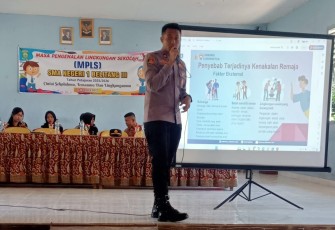 Kapolsek Belitang III saat Berikan Penyuluhan dalam MPLS SMA Negeri I