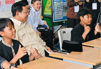 Presiden Prabowo Bersama Mendikdasmen Saksikan Demonstrasi Pembelajaran dengan Teknologi Smart Board
