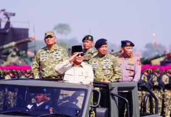 Panglima TNI saat Dampingi Presiden RI Prabowo Subianto Pada Upacara Gelar Pasukan Operasional dan Kehormatan Militer