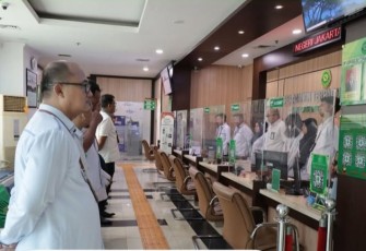 engadilan Negeri Jakarta Barat (PN Jakbar) menggelar briefing Pelayanan Terpadu Satu Pintu (PTSP) di lobi PTSP, yang dipimpin langsung oleh Ketua PN Jakbar, Dr. Dahlan, S.H., M.H., bersama Wakil Ketua PN Jakbar, Achmad Satibi, S.H., M.H., dan Hakim Pengawas PTSP, Demi Hadiantoro, S.H., M.H