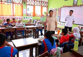 Presiden Prabowo saat Tinjau Pelaksanaan Makan Bergizi Gratis di SDN Jati 05 Pagi, Pulogadung, Jakarta Timur, pada Senin, 3 Februari 2025.