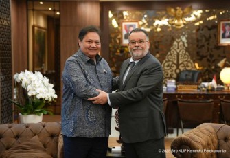 Menko Perekonomian Airlangga Hartarto bersama Dubes Chile Mario Ignacio Artaza di Jakarta 