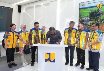 Menteri Pekerjaan Umum (PU) Dody Hanggodo meresmikan Pusat Informasi Terpadu (Command Center) Balai Besar Wilayah Sungai (BBWS) Sumatera VIII di Palembang, Jumat (2/5)