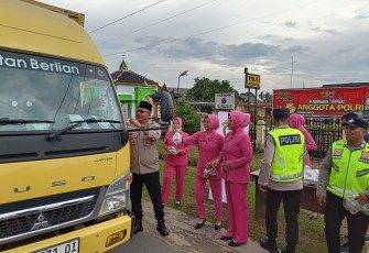 Polsek Belitang III Berbagi Takjil Kepada Para Pengendara 