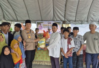 Kapolres Bitung, AKBP Albert Zai, SIK.,MH saat mengerahkan bahan sembako pada kegiatan baksos bersama anak yatim pondok pesantren Al-mutahdien Hidayatullah Bitung