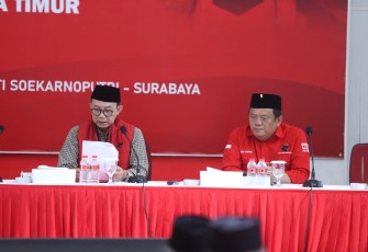 Rapat konsolidasi internal DPC PDI Perjuangan Sidoarjo di Aula Megawati Soekarnoputri kantor DPD Jatim, Sabtu (2862025).