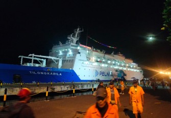 Proses Layanan Embarkasi Penumpang KM Tilongkabila Berjalan Lancar dan Aman