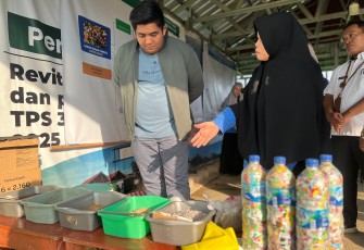 Bupati Roby saat berkunjung ke Taman Kreasi Olah Sampah Terintegrasi (Takesi) Kota Bogor, Rabu (25/06).