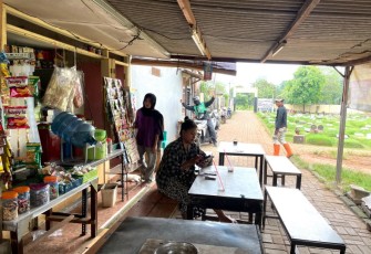 Ruang Hangat di Warung Pinggir Makam