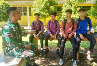 Anggota Satgas TMMD Ke–124 Kodim 0408/BS saat Komsos Dengan Siswa SMAN 4 Kaur